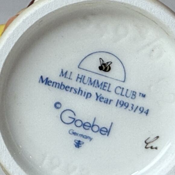 Goebel Hummel Figurine HUM 549 "A Sweet Offering" Orig Box - Hummel Club t90 - Picture 8 of 8